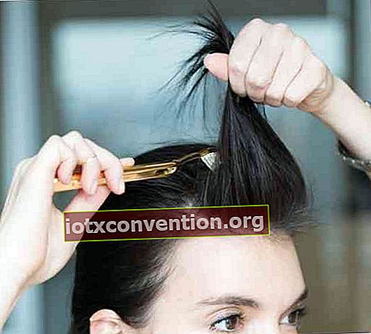 Trick, um Kräuselungen aus den Haaren zu entfernen