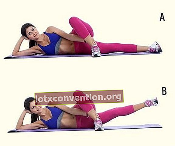 허벅지 안쪽을 강화하기 위해 다리를 들어 올리는 여성.