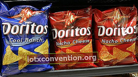 bungkus doritos crisps di ladang dan nachos yang sejuk di sebuah jabatan