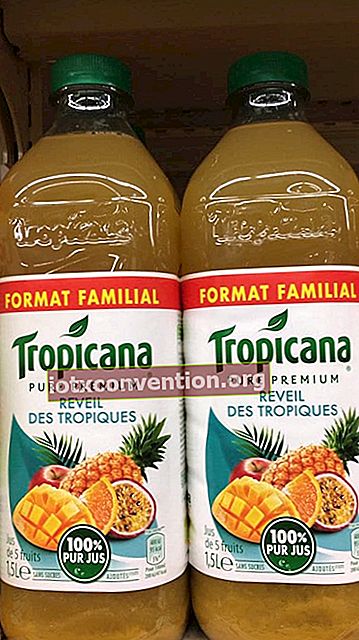 zwei Flaschen Tropicana-Tropen