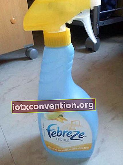 uno spray deodorante per tessuti Febreze