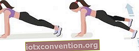 Abdo träning på 6 minuter: att ha en platt mage och muskulös mage, gör plankövningen med små hopp.