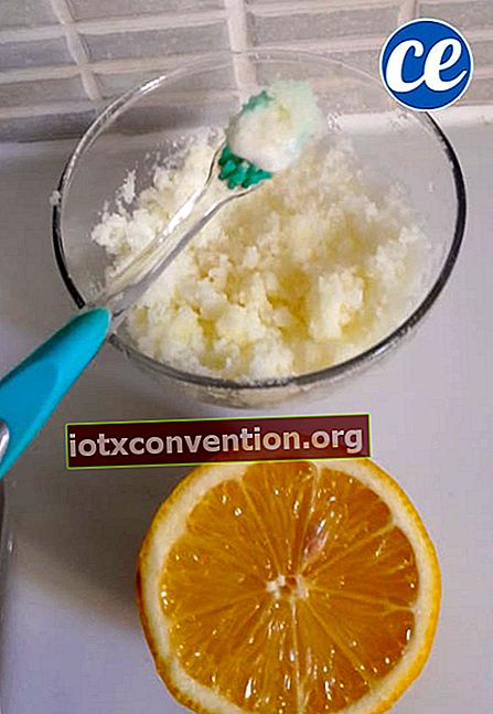 bicarbonato di sodio mescolato con succo di limone per trattare i denti bianchi