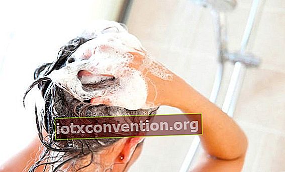 Um Schuppen zu bekämpfen, ist es ratsam, das Shampoo regelmäßig zu wechseln!