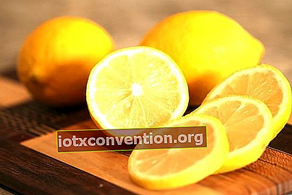 Verwenden Sie Zitrone, um Schuppen auf natürliche Weise zu bekämpfen.