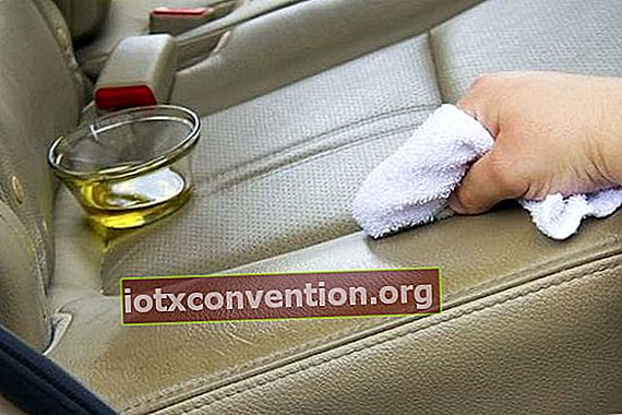 Non mantenere la pelle dei sedili delle auto con olio