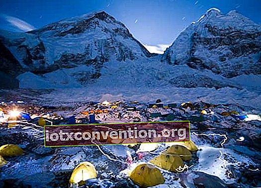 エベレストベースキャンプ、世界で最も伝説的なハイキングの1つ。
