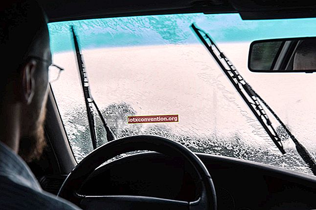 緊急時に車の窓を壊す方法。