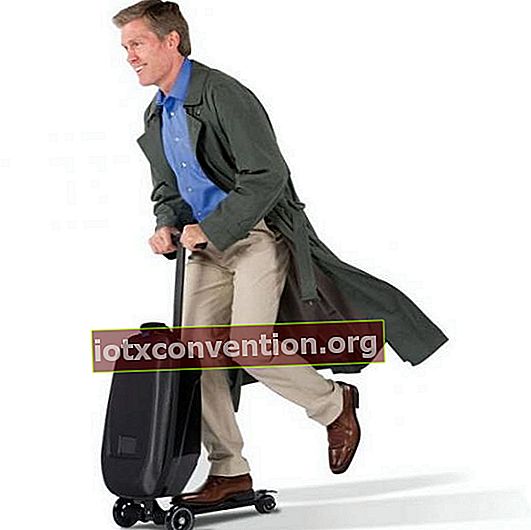 Valigia per scooter molto pratica nei corridoi della metropolitana e dell'aeroporto