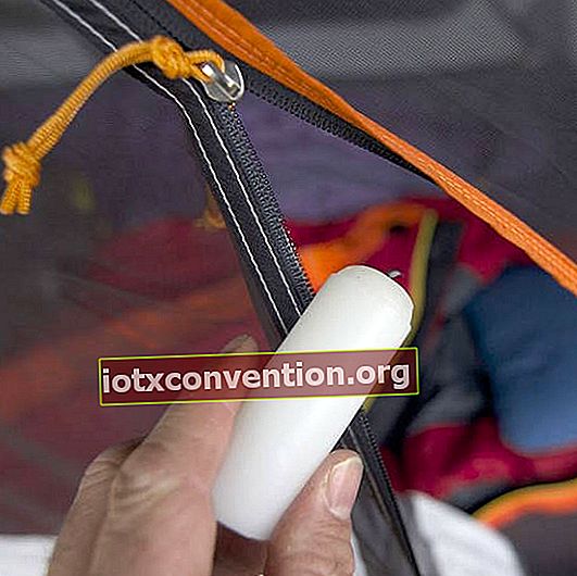Bagaimana anda menyimpan ritsleting yang licin ketika berkhemah?