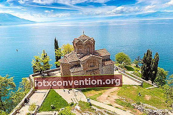 visto sul lago di Ohrid in Macedonia con una chiesa