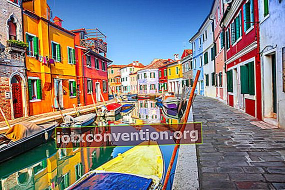 คลองและบ้านหลากสีใน Burano ในอิตาลี