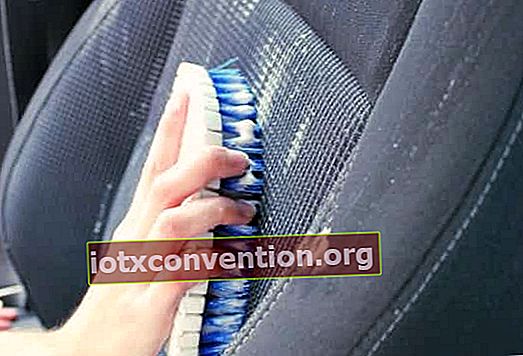 pulire i sedili in tessuto di un'auto