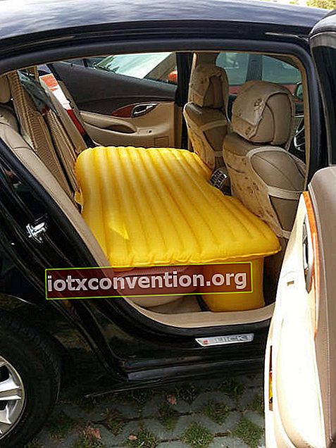 Uppblåsbar madrass för att sova i bilen