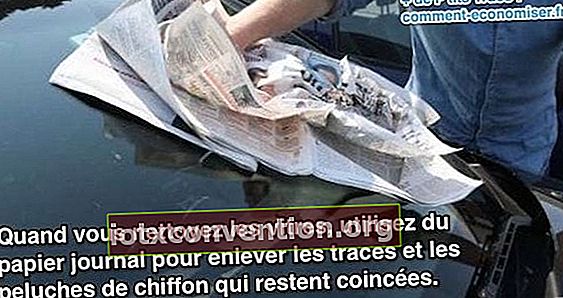 Bersihkan jendela mobil dengan koran untuk hasil yang sempurna
