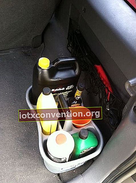 ambil tempat penyimpanan sabon untuk menyimpan botol di dalam mobil