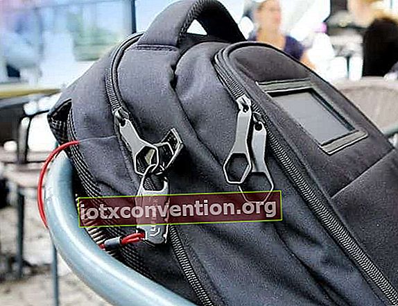 盗難防止バッグ、ドアロック、保護パスポートカバーは、貴重品の保護に役立ちます