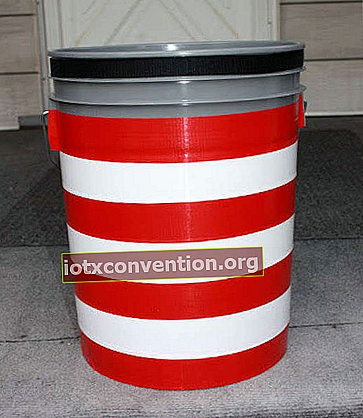 Untuk meringankan kebutuhan Anda, pot plastik bekas yang berisi sampah dapat berfungsi ganda sebagai toilet.