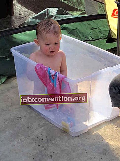 Tahukah Anda bahwa kotak penyimpanan plastik juga bisa digunakan sebagai tempat mandi bayi?