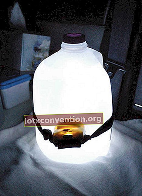 Wussten Sie, dass ein an einer Plastikflasche befestigter Scheinwerfer viel mehr Licht erzeugt?