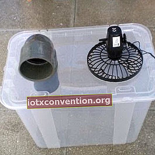 Befestigen Sie einen Ventilator und ein Rohr an einer Plastikbox, um eine Klimaanlage herzustellen!