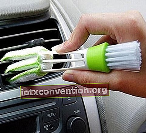 Verwenden Sie diese kleine Bürste, um die Lüftungsschlitze gründlich zu reinigen, um Ihr Auto zu verbessern.