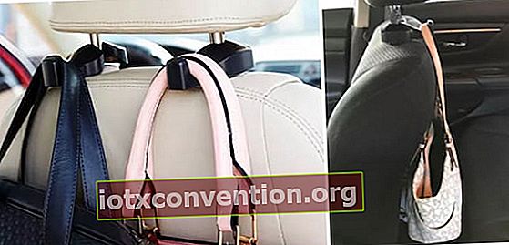 Untuk meningkatkan mobil Anda, gunakan kait sandaran kepala untuk menggantung tas Anda.