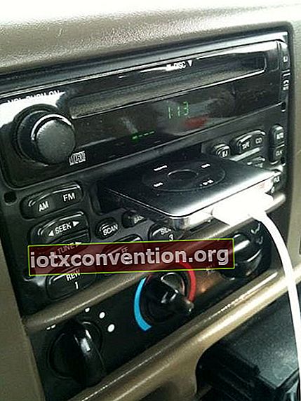 Günstiger iPod Halter für Auto