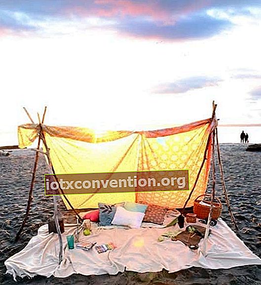 Lindungi diri Anda dari sinar matahari di pantai dengan tenda bohemian.