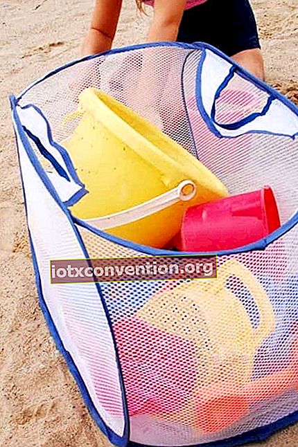 Keranjang cucian adalah solusi sempurna untuk menyimpan mainan di pantai.