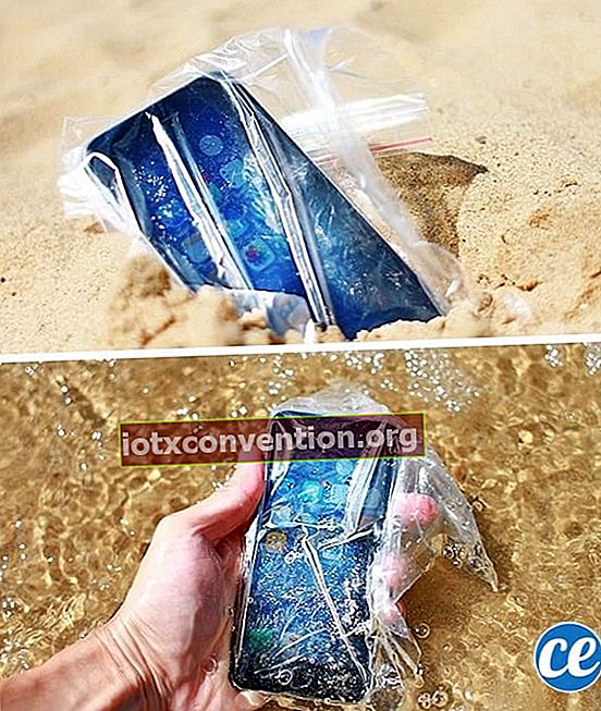 ใส่สมาร์ทโฟนลงในถุงพลาสติกสุญญากาศเพื่อป้องกันน้ำและทราย