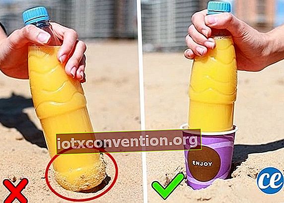 모래가 병에 달라 붙는 것을 방지하기 위해 컵에 담긴 병
