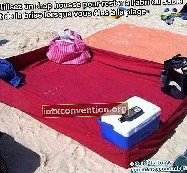 Usa un lenzuolo con angoli per stare lontano dalla sabbia e dalla brezza quando sei in spiaggia
