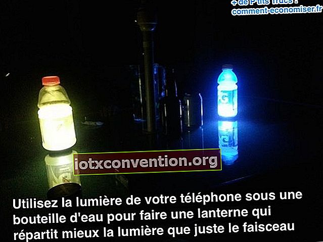 Usa la luce del telefono sotto una bottiglia d'acqua per creare una lanterna
