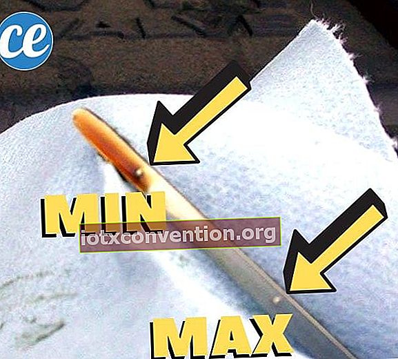 MIN- och MAX-märkena för att indikera motorns oljenivå.